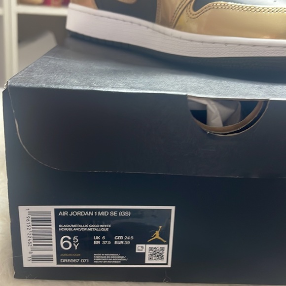 COPY - Youth AirJordan 1 Mid Se - Picture 6 of 11